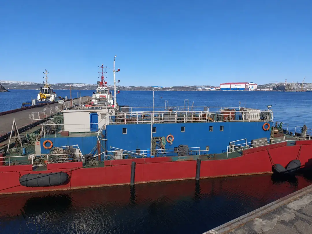 Судно для водолазных работ у причала