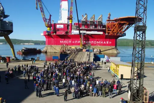 Спуск МЛСП «Приразломная» на воду на 35 СРЗ в Мурманске