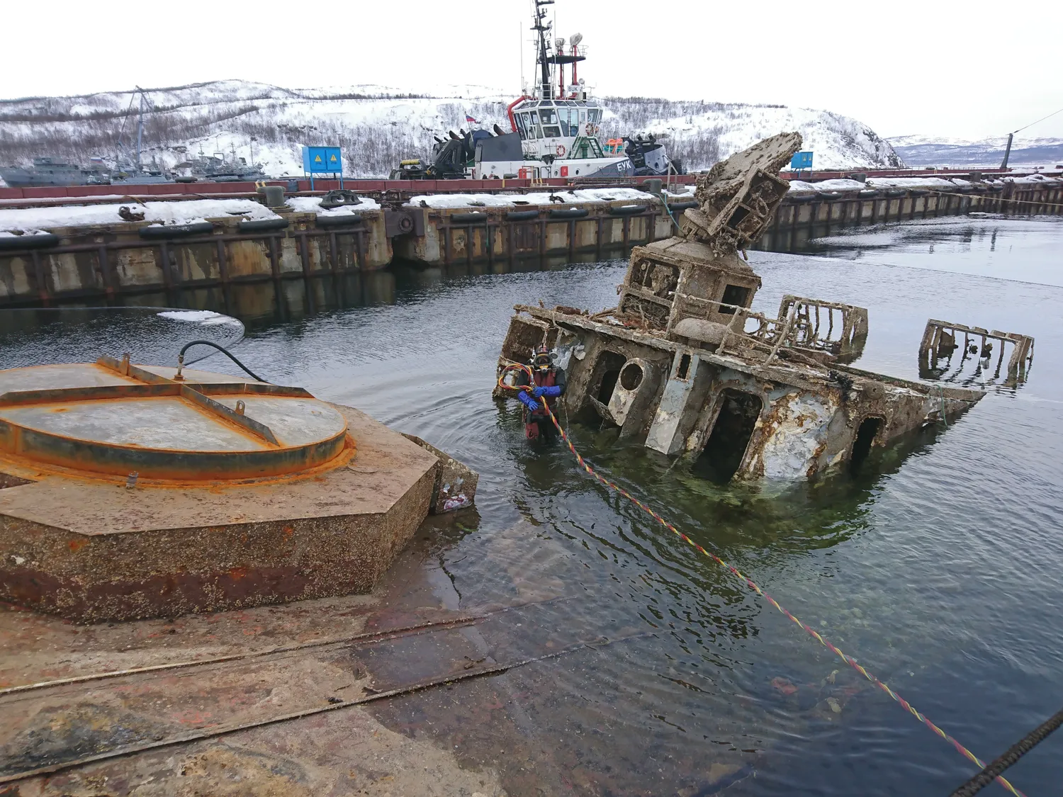 Затонувший малый противолодочный корабль МПК-56 у причала, водолаз готовит корпус к подъёму